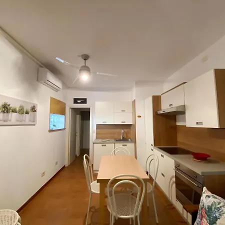 Susy, Vicino Di Apartament